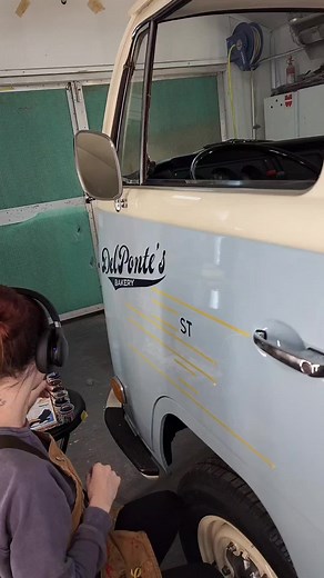 VW bus complete for @delpontesbakery 🎂 thanks @rob_ida for the gig and the AC. #handpainted #signpaining #Volkswagen #vwbus #vintagevw #alwayshandpaint #lettering #pinstriping #painting #paint #art #hotrodjen #oldschool | HotRod Jen's art page