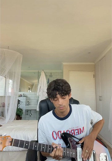 Kade (@kadewolff) - Declan McKenna's Guitar Looping Performance in Brazil