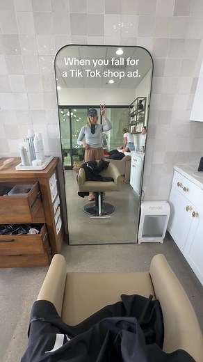 My neck still hurts from wearing this thing. #tiktokshop #daybehindthechair #hairstylist #glowbeauty