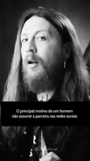 Uma coisa é ser discreto e proteger a vida pessoal. Outra, bem diferente, é manter o status afetivo “misterioso” para parecer disponível, mesmo estando em um relacionamento. A intenção e a motivação nessas duas situações são bem diferentes. Fica clara a diferença se pensar assim: quando o outro se sente protegido e faz bem pro casal é preservar. Quando o outro se sente desprotegido e faz mal pro casal, é esconder Os estudos mostram que perfis que não sinalizam compromisso recebem mais investidas