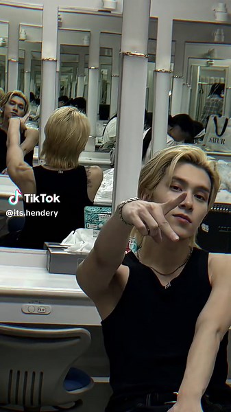 Hendery Reveals Shoulder Tattoo! WayV Band | Official WayV