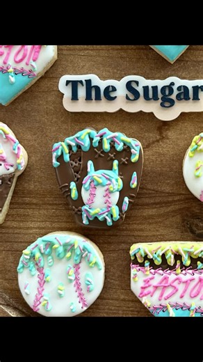 These drippy baseball glove cookies are game day ready!⚾🧤 Bringing the heat with sprinkles, stitches, and a whole lotta sweet! #baseball #drip #baseballglove #sugarcookies #cookietok #customsugarcookies #fyp