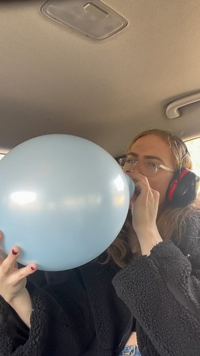 Alexa Looner 🎈✨ | Here's a few more pops... All these pops and this big coat, it started to get really loud and really sweaty 💥😈 #balloons #looner #looners... | Instagram