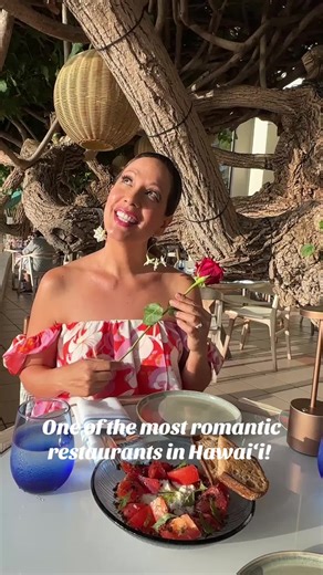 One of the most romantic restaurants in Hawai‘i — is on the outskirts of Waikiki right on the beach. Hau Tree is a historic location with a rejuvenated venue and menu. It’s one of my all time favorite restaurants for special occasions, outstanding brunch, delightful lunch and memorable dinner. Plus the spectacular oceanfront sunset views pair amazingly with the local fare. The perfect place to enjoy with your valentine, friends or have a business meeting. Have you been before? #valentinesday #be
