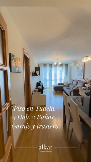 Estupendo piso construido en 2007 en la calle Carlos III el Noble, en Tudela, una zona tranquila y bien comunicada cerca de la Plaza de Toros. Con una superficie construida de 96 m², esta propiedad ofrece un excelente estado general con tres amplias habitaciones dobles; uno de los dormitorios cuenta con baño en suite para mayor comodidad. El inmueble cuenta con un espacioso salón que proporciona luminosidad natural gracias a su diseño todo exterior y del cual se accede a una terraza. La cocina e