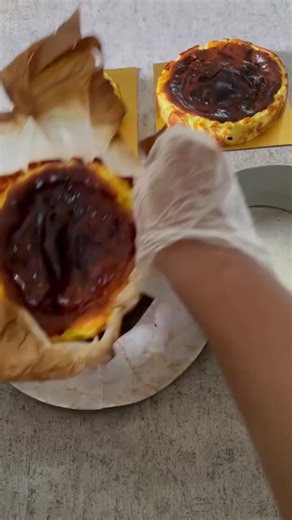 Lagi nyari hampers dan kue Lebaran di Lampung yang tampilannya cantik tapi rasanya tetap juara? Sebo hadir jadi pilihan pas buat kamu yang mau sajian spesial untuk keluarga, relasi, maupun orang terdekat. Pilihan menunya lengkap, mulai dari custom cake, cheesecake, brownie, lapis legit, cookies, sampai snackbox. Semua dibuat dengan premium ingredients dan pas banget buat momen istimewa ✨ 📍 Belakang Pemda Kotabumi, Lampung Utara 📞 WA: 0895 3015 8138 Cr on Instagram: @SEBOO #fypindonesia #cake #