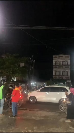 Habar Banua Kalimantan on Instagram: "Lakalantas di jalan Sutoyo S Tepatnya simpang 3 arah kinibalu Korban meninggal dunia. Diketahui korban laki2 orang saka permai GG melati Info didapat terlindas tronton Di Evakuasi unit PMI ke kamar jenazah RS ulin pihak keluarga sdh ada mendampingi Sumber GWA emergency Silahkan yang lebih mengetahui ditambahkan"