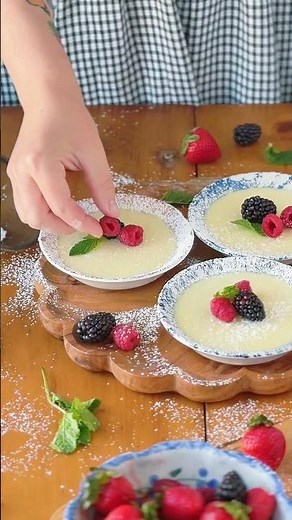 Vanilla Panna Cotta 🍓 (No-Bake Italian Dessert)