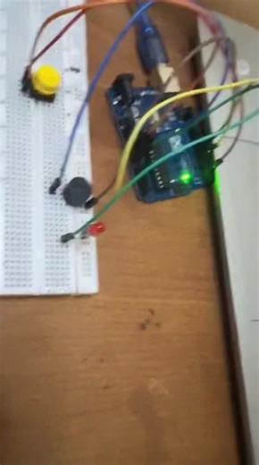 نقدمولكم مشاركة مميّزة من أصغر طالب عندنا في مركزنا 👀✨ فخورين بيه 💪 أوس ، عمره 10 سنوات رغم صغر سنّه، قدر يشارك في كورس الأردوينو A0 قام بتنفيذ مشروع بسيط باستخدام لوحة Arduino. يتكوّن المشروع من زر ضغط (Push Button) و مصباح LED و جرس تنبيهي (Buzzer). عند الضغط على زرّ الضغط، يقوم الأردوينو باستقبال الإشارة، فيعمل على تشغيل المصباح LED وإصدار صوت من البازر في نفس الوقت. وعند ترك الزر، يتوقف كلٌّ من المصباح والبازر عن العمل. يهدف هذا المشروع إلى تعليم أساسيات الإلكترونيات والبرمجة، وفهم طريقة ت