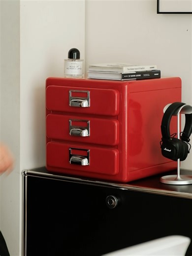 UF Momo Filing Cabinet Inspired by Dulton Drawers, designed by Yasu Sasamoto. The original Dulton Drawers are defined by an uncompromising industrial attitude—honest materials, visible structure, and a clear sense of purpose. UF Momo Filing Cabinet stays true to this philosophy by embracing metal as the core material, reinforcing the idea that storage furniture should feel dependable, grounded, and permanent. Rather than softening the industrial language, this design leans into it—celebrating we