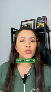 🚁 Já ouviu falar de crop dusting no agro? Ou será que a galera do campo só conhece spray drone? 👨‍🌾🤖 No inglês do agro, os termos mudam e entender isso pode ser a diferença entre parecer iniciante ou profissional. Olha só ☝🏻🌏 ✅ Crop dusting = aplicação aérea (gíria clássica do campo) ✅ Aerial spraying = pulverização aérea ✅ Aerial application = termo técnico institucional ✅ Spray drone = drone pulverizador ✅ Spot spraying = aplicação localizada ✅ Catch a window = aproveitar janela de clima