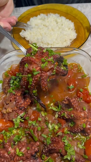 Pernudo 🐙 Ingredientes Polvo Cebola Alho Azeite Pimenta do reino Sal Tomate Coentro . . #comidaboa #receita #polvo #food #comidacaseira | Walter Siepierski