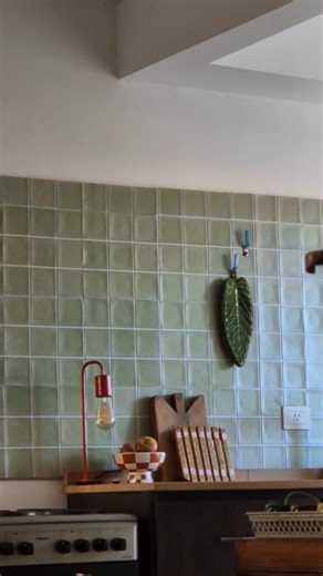 Josefina on Instagram: "✨️Parte 2!✨️ La mesada no era fea, ya lo sé 👇🏼 Solo que después de casi 5 años me cansó un poco y ahora con la nueva pared siento que desentonaba, esto lo digo pq los leo en comentarios 👀👀👀. ✨️De momento me tiene feliz, si, hay que tener algunos cuidados que no se tienen con una mesada de granito, comp el apoyar cosas calientes o cortar cosas directo en la mesada, asi que ⚠️no lo recomiendo si no sos una persona muy cuidadosa⚠️ (o que no tiene ganas de tener que darl