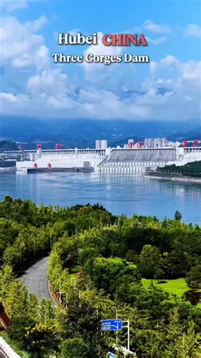 بەنداوی سێ گەروو لە هوبی 🌊 Engineering at a grand scale. The Three Gorges Dam in Hubei showcases China’s mastery of flood control, clean energy, and infrastructure—where power meets precision on the Yangtze River. | چین وەک خۆی