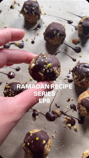 mawiyah | nutritionist on Instagram: "Ramadan recipe series EP8- Omega-3 energy balls Benefits: No refined sugar and sweetened with raw honey and dates- lots of fibre, antioxidants and curbs sweet cravings without the crash Omega-3 through the nuts - helps with cognitive function Slow release energy with oats Magnesium which helps with muscle recovery, fatigue and concentration How to make: Blend 200g oats with 100g dates (make sure you have a good blender- if it’s a bit weak, chop the dates in