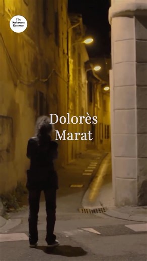 📸 Against all odds, Dolorès Marat quietly built a personal body of work on the fringes of fashion and the world of contemporary art. Timeless images, evanescent but persistent, like so many interior landscapes bathed in solitude. Working through an alphabet primer from Avignon (at the blue hour) to Ventoux, from the apartment-studio to hanging the "Cascades" exhibition, the director follows in the footsteps of the frugal Dolorès, shy yet bold, always sincere. Thomas Goupille's film paints an in