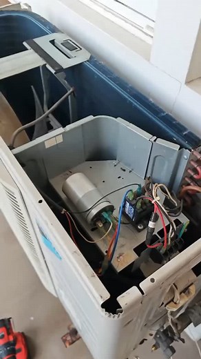 El capacitor en una condensadora de aire acondicionado es fundamental para su funcionamiento. 😮✨ 🔌 ¿Para qué sirve? El capacitor almacena energía eléctrica y la libera de manera controlada para que el motor de la condensadora arranque y funcione de manera estable. Esto ayuda a que el equipo enfríe de forma eficiente y sin interrupciones. #FuncionClave #EnergíaControlada ⚙️ Importancia en el sistema: Arranque del motor: Sin el capacitor, el motor tendría dificultades para arrancar. Estabilidad 