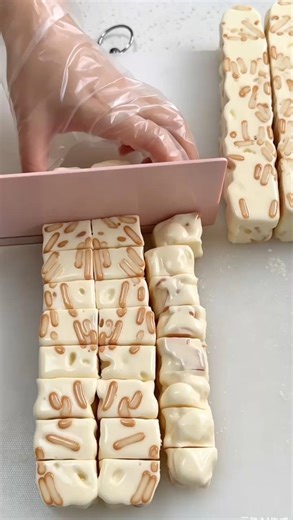 An immersive process of making "strawberry-only snowflake crisps" using sugar-free marshmallows