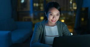 Woman Use Computer Home: Stockvideos & Filmmaterial (100 % lizenzfrei) 1025479415 | Shutterstock