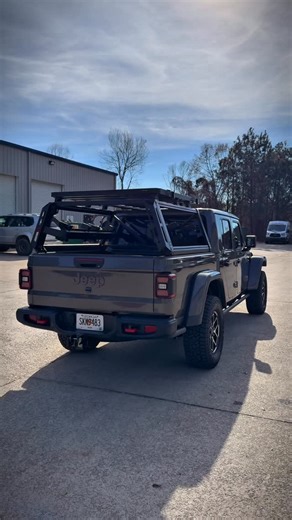Super Overland Outfitters | Build spotlight 🔦 | Function meets form This Jeep Gladiator is running a Front Runner bed rack system from @frontrunneroutfitters —and... | Instagram
