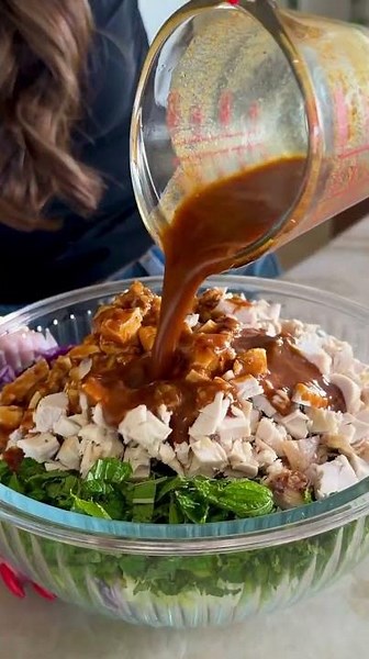 10-MINUTE CHILI PEANUT CUCUMBER CHICKEN SALAD