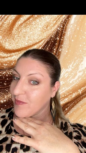 💦 Zoom sur les Splash ! 💋 Des rouges à lèvres longue tenue, sans transfert et waterproof 😍 Des couleurs intenses et vibrantes, que tu peux aussi estomper pour un effet plus doux, selon ton envie 💄 🎁 Les offres du moment : • 1 produit = -30% livraison gratuite 🚚 • 3 produits = -30% ton cadeau : l’exfoliant lèvres 🧴 • 4 produits = -40% livraison gratuite cadeau 💕 • Et si ton panier atteint 110€, tu reçois en plus un miroir repliable parfait pour ton sac à main ✨ C’est le moment de te faire