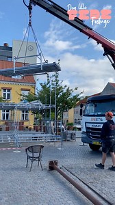 🍹🏗️ BYGBAR løfter stemningen! 3 meter over Torvet – tak til IDEBYG for at bygge årets fedeste VIP-oplevelse! 🙌🎉 #DLFF25 #DenLilleFedeFestuge #BygBar #Idebyg #NykøbingFalster | Den Lille Fede Festuge