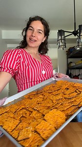 MATZAH FIRE CRACKERS — we’re swapping the typical saltine crackers with crushed up matzah for an irresistible Passover snack. We’re marinating the crackers in @latourangelle extra-virgin olive oil and spices for a sweet, savory and spicy kick #latourangellepartner #snack #passover #pesach #matzah #cooking #easyrecipes Ingredients 1 pound matzah, each sheet broken into 6 pieces 1 1/3 cups extra-virgin olive oil 1 tablespoon garlic powder 1 tablespoon chili flakes (or less if you’d like them less 