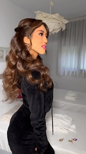 Azusa | AMAZING Make up✨✨✨✨ 憧れのロシアのヘアメイクチームにやっていただきました💄 新しい自分に出会った気がする😍 今日はフレッシュな気分でステージで輝いてきます😍 このあといよいよ世界選手権のステージへ…🇯🇵🌍 ⁡ ⁡... | Instagram