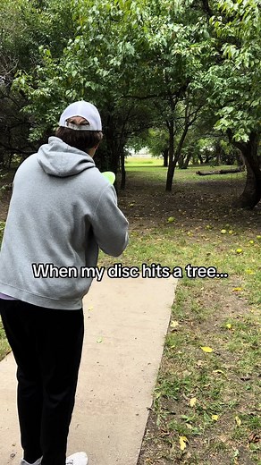 When your disc hits a tree vs when your friends disc hits a tree😂 #discgolf #discgolftiktok #discgolffail