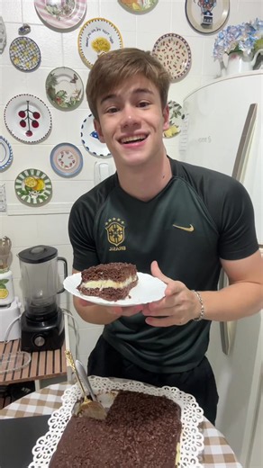 Receita de Bolo de Chocolate com Recheio de Leite Ninho e Cobertura