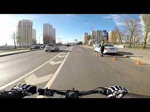 Электровелосипед в потоке с машинами