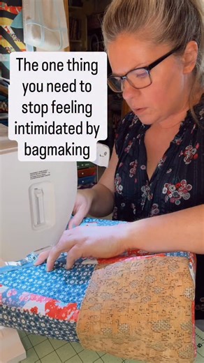 Amanda Whisman | Be Mandy Things on Instagram: "If you already know how to sew and you’re giving bags a try, it can feel surprisingly overwhelming at first. With most sewing projects, you can stay in one rhythm. You sew, press, sew again, and the project slowly comes together. Bagmaking doesn’t work that way. It’s more like trying to put a puzzle together for the first time while your kids keep interrupting you. You’re sewing along, feeling good, and then you have to stop and switch gears — a di