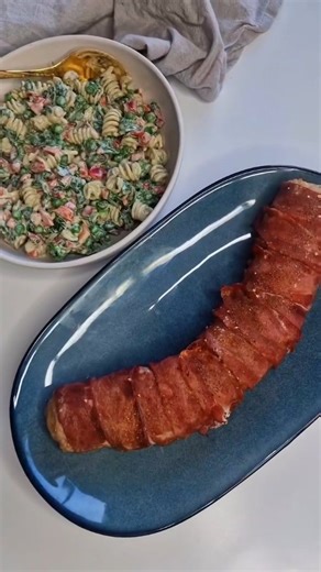 Kyllingeroulade med pikantost og bacon – hertil cremet pastasalat 🤤🍗🥓🥗 498 kcal | 44 g protein ✅️ Følg @jeanettekochandersen for flere tips og opskrifter 🫶 OPSKRIFT TIL 4 PORTIONER: Kyllingeroulade: 🍗 400 g hakket kyllingekød 3-7 % (121 kcal pr 100 g = 484 kcal) 🍗 170 g Buko pikantost (406 kcal) 🍗 8 skiver kalkunbacon fra @dengronneslagter (227 kcal) 🍗 Salt, peber og evt. løgpulver Cremet pastasalat: 🥗 180 g pasta (655 kcal) 🥗 100 g frosne grønne ærter (74 kcal) 🥗 1 stk. peberfrugt (