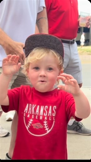 52K views · 19K reactions | We think we might have found the cutest Razorback fan on the planet 凉凉 Get ready to ‘Call the Hogs’ tonight folks!! #wps #razorbacks #arkansas #hogs #woopig #sec #arkansasrazorbacks #woopigsooie #arkansasbaseball #collegeworldseries | PigTrail Nation | Facebook