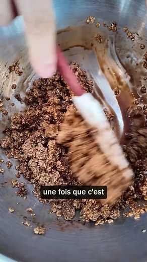 Tiramisu protéiné sans gluten, sans matière grasse et sans sucre raffiné : Pour la base: -100gr de flocon d’avoine -1 cas de cacao en poudre -100gr de café -100gr de lait d’avoine -1 cas de graine de chia (facultatif) -1 cas de sirop d’agave Mélanger tous les ingrédients et verser en aplatissant le fond de votre récipient Ensuite mélanger 200gr de skyr et 2 cas de sirop d’agave environ selon le recipient que vous avez. Vous pouvez adapter les quantités. Puis au moment de servir saupoudrez de cac