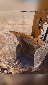 Cat 5090B - The Smallest Front Shovel Excavator, A Rare Veteran! Description: Have you ever seen the Cat 5090B? This excavator is unique because it uses a front shovel yet ranks as one of the smallest in Caterpillar’s mining family. It weighs around 105 tons, packs 513 hp, and has a bucket capacity of up to 6.8 m³. Production of this model was very short, which makes it a true rare machine today. After that, Caterpillar moved on to the 6015B and larger models. If you’ve ever seen this beast in a