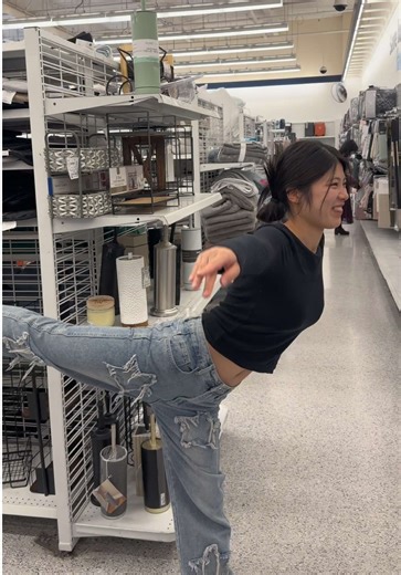 တစ်ခါတစ်ခါ စျေးဝယ်ထွက် အပြင်သွားရင် လိုက်ဖမ်းနေရတယ် 😭❤️ Shopping = me chasing her the whole time 😭❤️ #couple #funny #dancing #japan #myanmartiktok🇲🇲🇲🇲