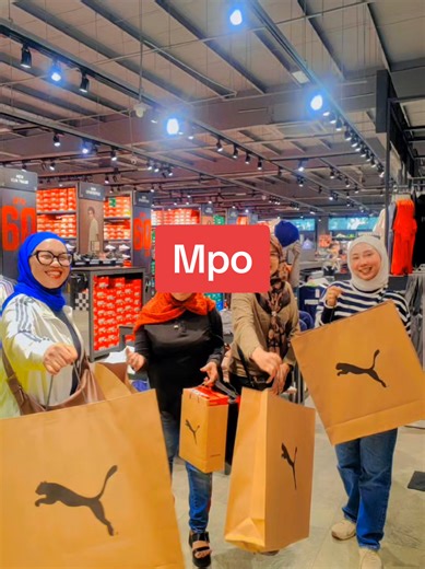 Orang sibuk terawih , depa kalut nk beli kasut . Nanti raya semua pakat pakai Sport shoes naa 🤣 #terimakasihallah💜 #mylife#lovemyself #hyperstudio