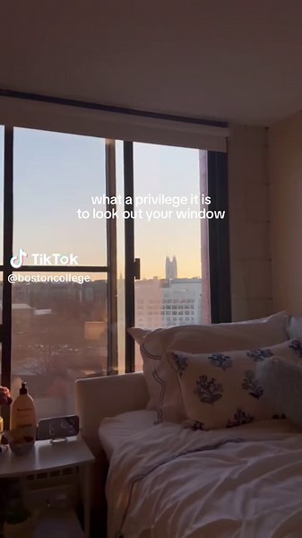 How lucky are we to go to school on the prettiest campus🤩🦅💌 #bostoncollege #boston #views #viewfrommywindow #bc