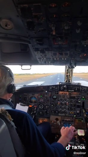 Volume up for that perfect B737-200 landing! #nolinor #aviation #aircraft #canada #avgeeks #fyp #nolinoraviation