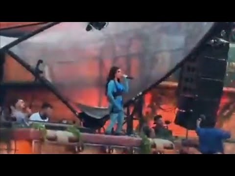 Kim Loaiza cantando DO IT en TOMORROWLAND 2022