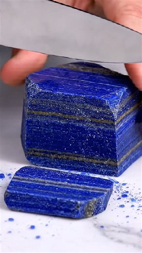 Luxury blue ASMR macro that instantly captures your eyes 💙🔪 Cutting a lapis lazuli stone with a metal knife in an ultra-slow, controlled motion… deep royal blues, natural golden flecks, and a heavy, satisfying sound as the blade meets the stone with every movement. Powerful close-up shots, crystal-clean audio, and a calm rhythm that locks your focus and completely disconnects your mind from the noise 🎧✨ If you love cutting ASMR, rare stones, and deeply relaxing visuals — this shot is made for