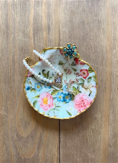 Eloise Scallop Shell Jewelry Dish/ Pink and Blue Floral Seashell Ring Dish/ Coastal Seashell Trinket Dish/ Cottage Core/ Coquette Home Decor - Etsy