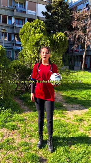 Postavljamo na aukciju dres reprezentacije Srbije koji je potpisao Dušan Tadić. Ceo iznos od prodaje biće uplaćen malom Slavku i njegovom ocu. Humanitarna aukcija traje od 11. do 14. marta 2026. godine. Početna cena dresa je 5000 RSD. Dres ide osobi koja ponudi najveći iznos. Ponude pišite u komentaru. Prilika koja se ne propušta, da pomognete dečaku da mu bude lepši i lakši život, a ujedno da posedujete dres sa potpisom našeg nekadašnjeg kapitena u svojoj kolekciji.