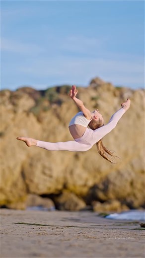 MiiaWith2Eyes on Instagram: "Advanced switch split arch jump on the beach #jumps #split #gymnastics #flexibility"