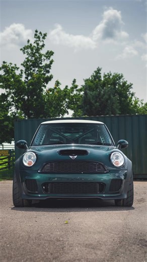 Vini, the V8 Mini. An example of what happens when you let a bunch of talented engineers, with EDM at its core, go mad and come up with a set of solutions that major on performance, and just doing the very best thing they can think of… An true example of what talent is able to achieve when they’re allowed to what they really want to do, rather than what’s sensible or cost effective… 😬😉😂 Please don’t ever ask what it costs… 😭 💜💛🔩🔧 #powerflex #powerflexbushes #mini #v8 #v8swap #rwd #sillyc