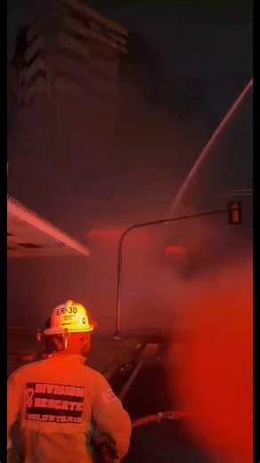 La Voz de los Tacarigua 99.7FM on Instagram: "🚨 ¡GUAYAQUIL BAJO EMERGENCIA! 🚨🏢🔥 ¡La situación es crítica! El incendio de Alarma 3 en el edificio Multicomercio (sector La Bahía) NO DA TREGUA. Tras más de 16 horas de combate ininterrumpido, el fuego sigue fuera de control y el centro de la ciudad está en máxima alerta. 😱⚠️ 🔴 LO QUE ESTÁ PASANDO AHORA: COLAPSO INMINENTE: Varias torres ya se han desplomado por las temperaturas extremas y hay un riesgo inminente de derrumbe en cadena. ¡Otro edi