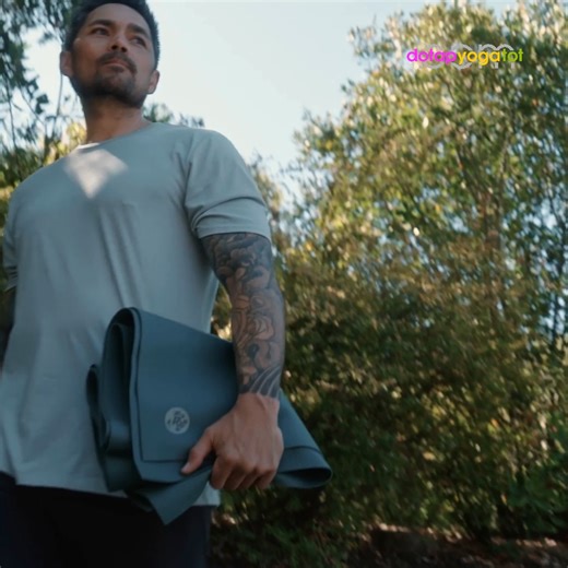 🌿 Manduka PRO Travel 2mm – Người bạn đồng hành của những hành trình tỉnh thức Có những chuyến đi không cần nhiều hành lý – chỉ cần một tấm thảm biết lắng nghe hơi thở của bạn. Manduka PRO Travel 2mm ra đời cho những bước chân không đứng yên, cho những yogi chọn sống tự do nhưng vẫn gắn kết với thực hành mỗi ngày. Gập lại gọn gàng, nhẹ chỉ hơn 1kg – vừa khít trong túi xách hay vali nhỏ. Nhưng khi bạn mở ra, đó lại là một không gian thiền định hoàn chỉnh – êm, vững và an toàn như chính thảm PRO h