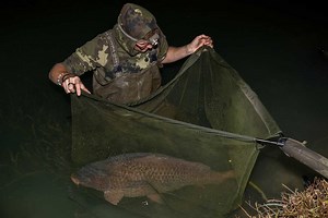 An insight into how Spooner caught his MONSTER CARP 70lb PB… In Episode 3 of the mighty MONSTER CARP at Carpasens Trois Iles you would have seen Neil Spooner Carp Angler beat his own PB more than once. 🔥 The man was on fire and as the show revealed “Harry Spodder” 🤓 used all of his knowledge and skill to work his way up to a breathtaking 70lb Common Carp. . Here’s the thought process behind how he approached the lake with some wicked insights you didn’t see in the show. . If you missed it head